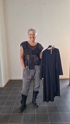 Vesta pod triko extravagantní
