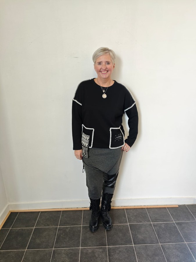 Tuniky, mikiny, svetry - Mikina s výšivkou černá Mikina s výšivkou černá - Tuniky, mikiny, svetry