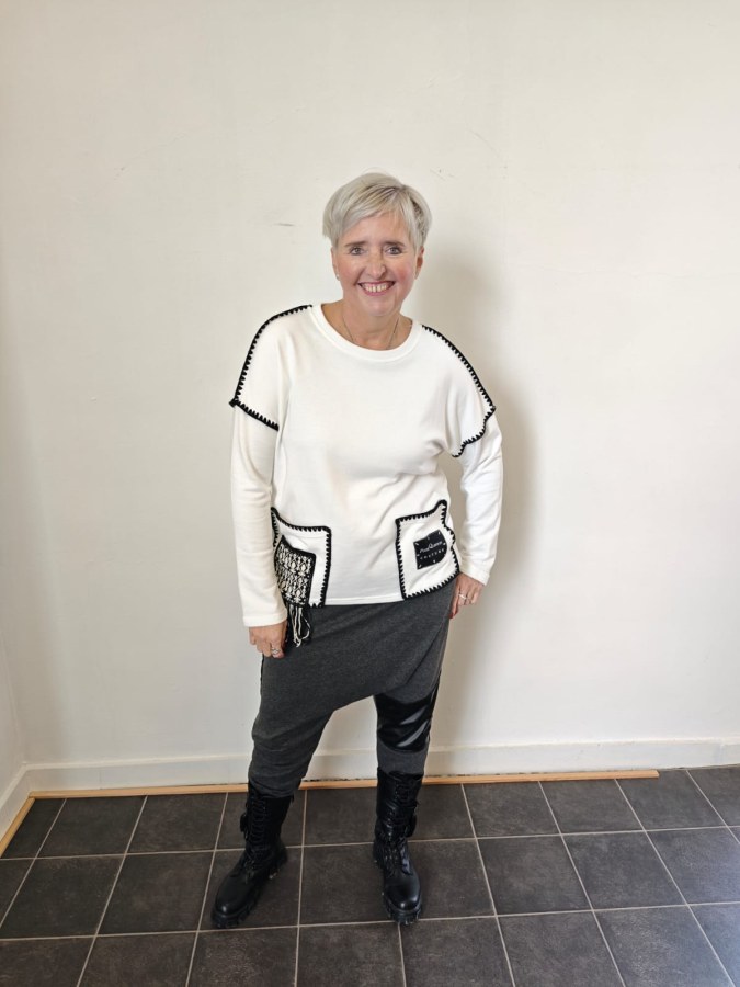 Tuniky, mikiny, svetry - Mikina s výšivkou bílá Mikina s výšivkou bílá - Tuniky, mikiny, svetry