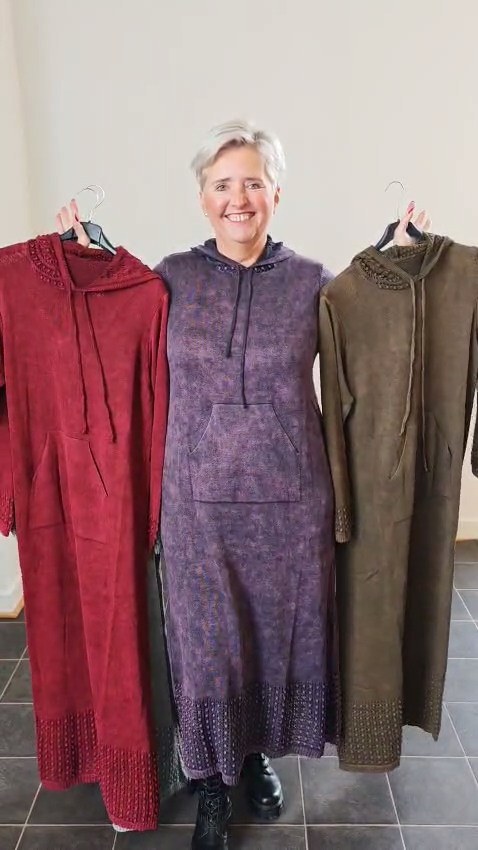 Šaty - Šaty s kapucí Šaty s kapucí - Šaty